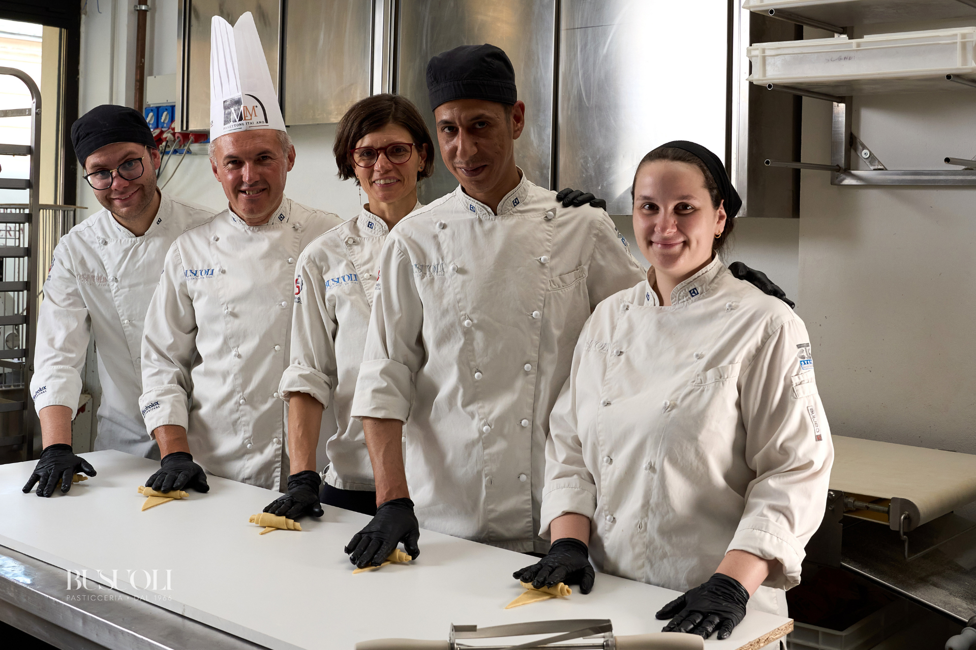 Il team di pasticceri di Pasticceria Busuoli che prepara le brioche