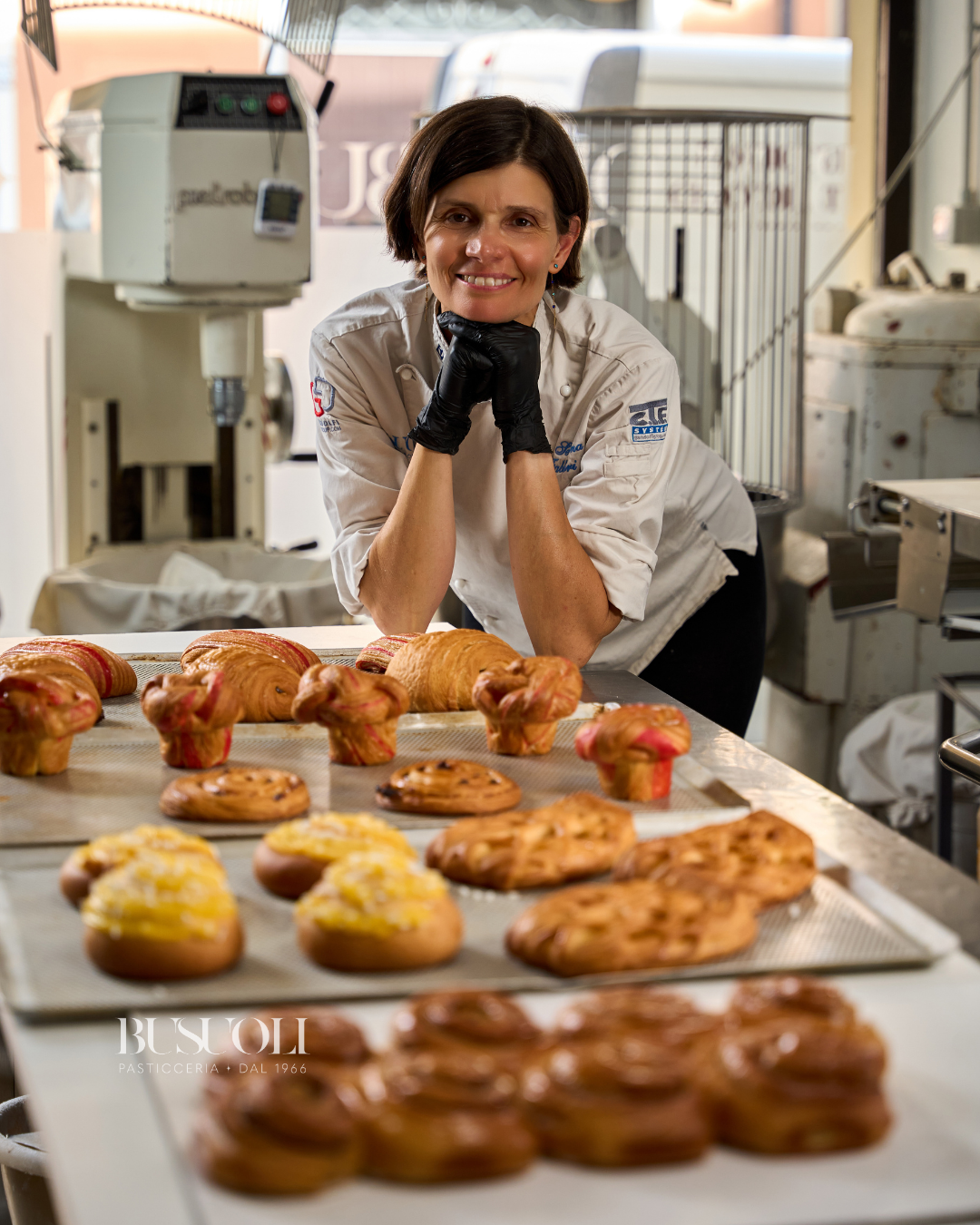 Serena la pasticcera di pasticceria Busuoli con le brioche e i croissant appena sfornati