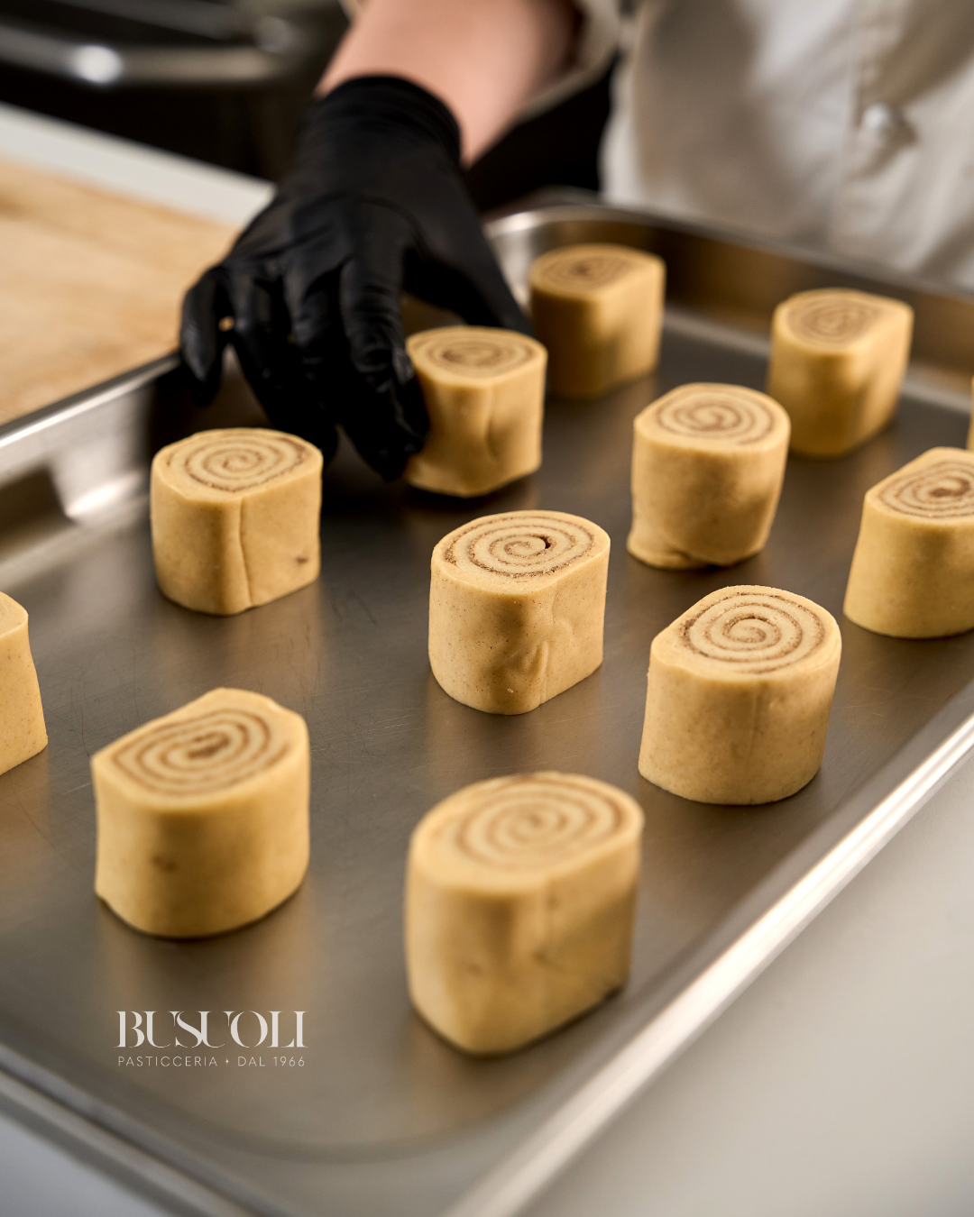 cinnamon roll in teglia pronti per essere infornati da pasticceria busuoli Mirandola