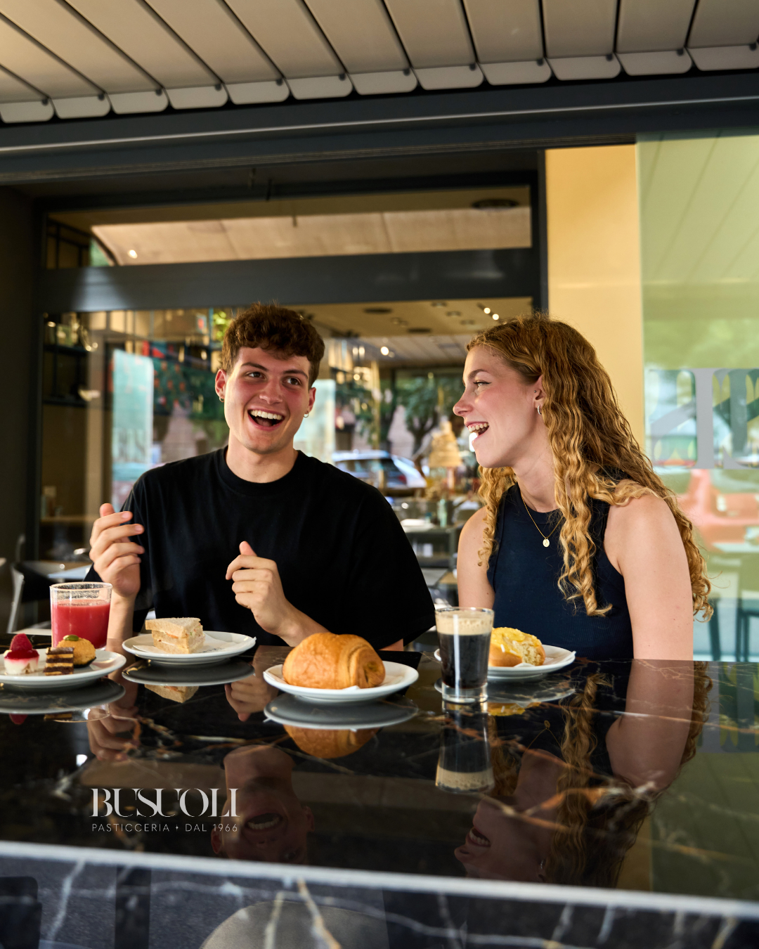 ragazzi che fanno colazione nel dehor di pasticceria busuoli mirandola modena