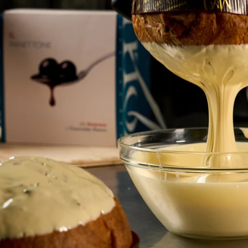 panettone artigianale busuoli alle amarene toschi che viene ricoperto di cioccolato bianco