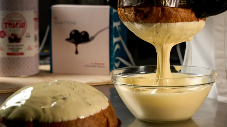 panettone artigianale busuoli alle amarene toschi che viene ricoperto di cioccolato bianco