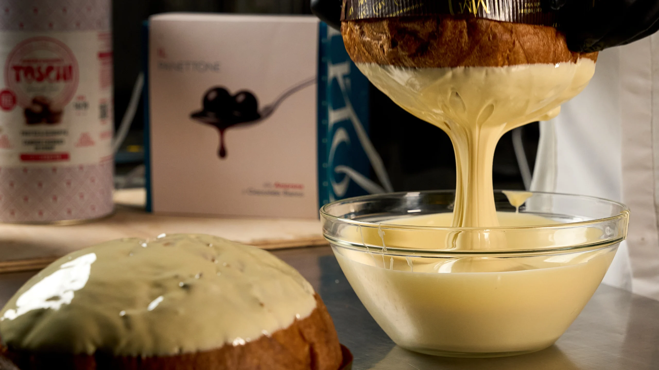 panettone artigianale busuoli alle amarene toschi che viene ricoperto di cioccolato bianco