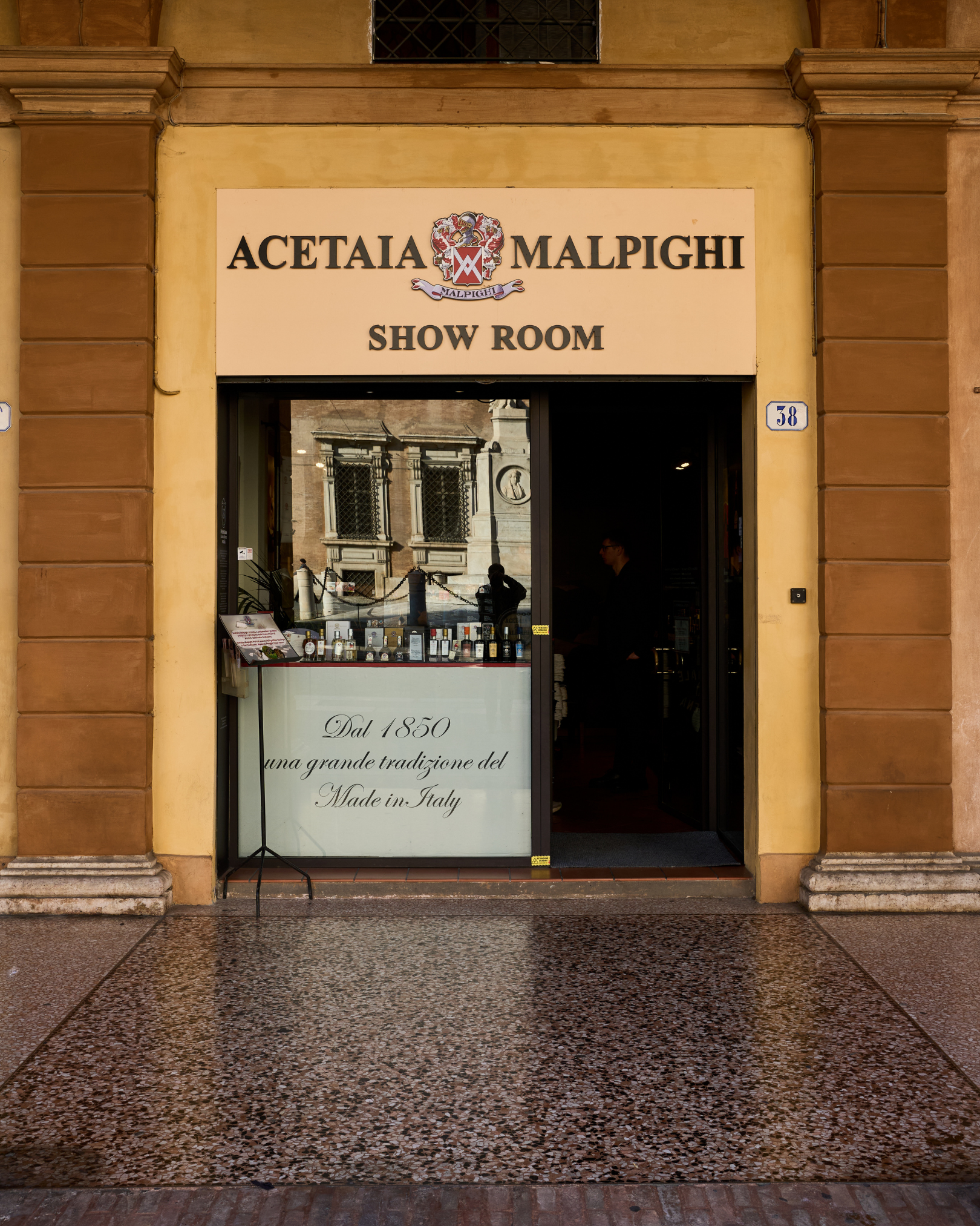 L'entrata dello shop acetaia malpigi a modena centro