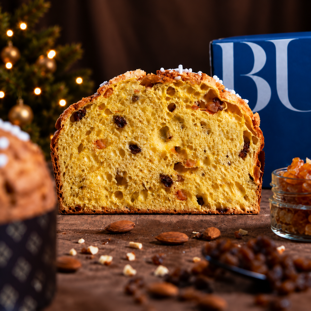 Panettone natalizio tra luci calde
